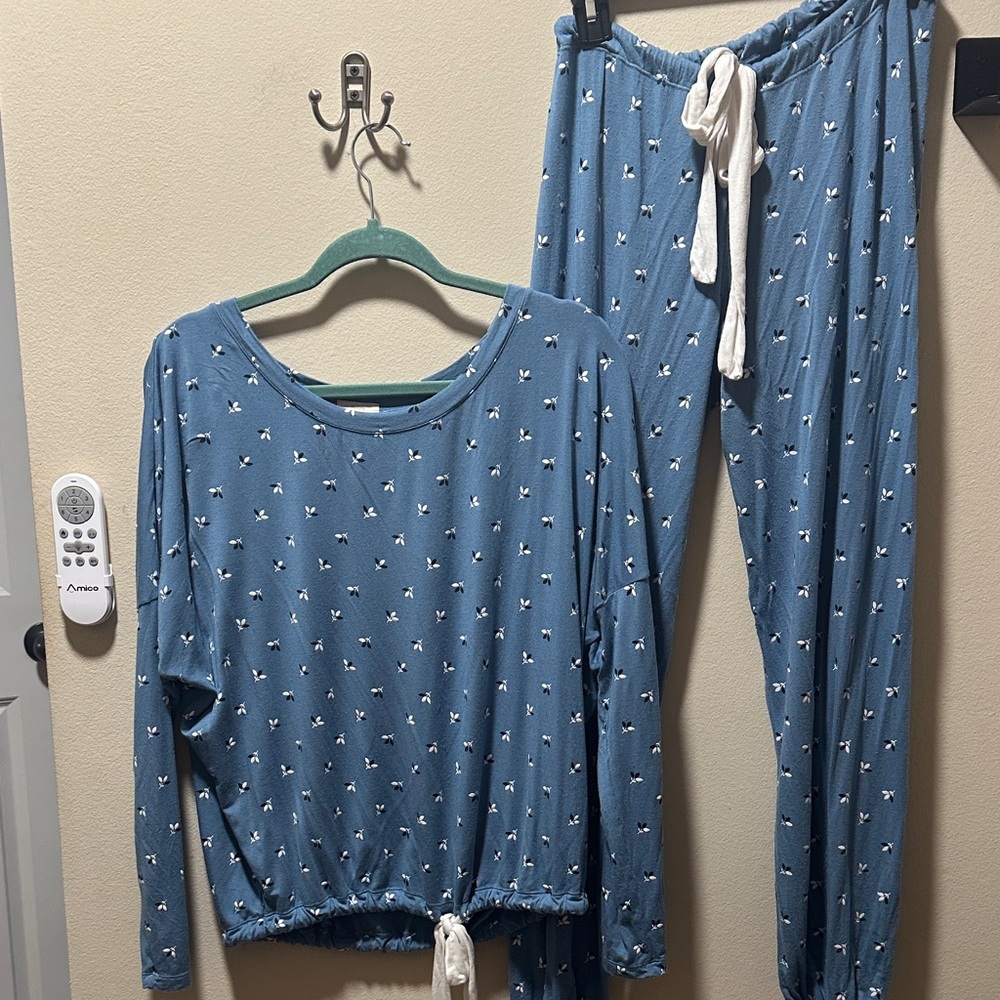 Eberjey Gisele Pajama Set in Blue with White Details. Size small